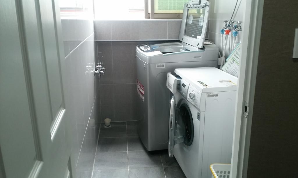 Oxbloodk Hostel Gwangju Metropolitan City Bagian luar foto