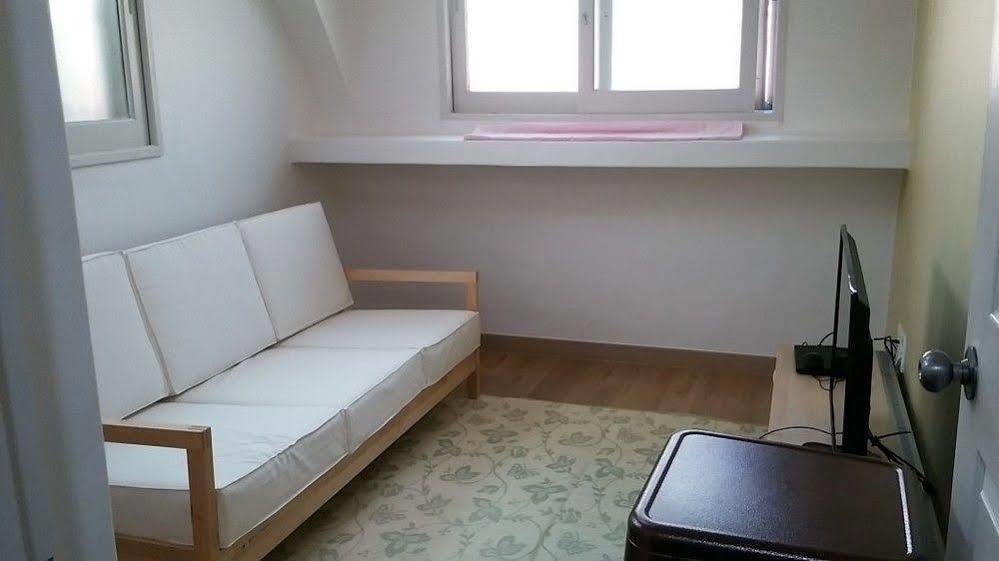 Oxbloodk Hostel Gwangju Metropolitan City Bagian luar foto